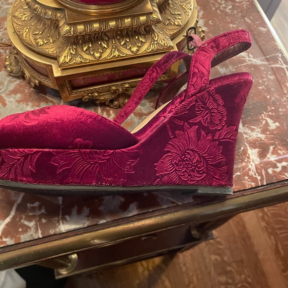 Designer Rampage Burgundy Velvet Wedge Sandal, Never worn - Picture 8 of 9
